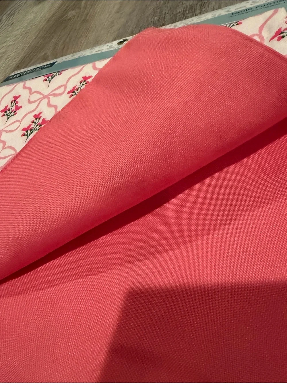 NWT 8 Piece Pink Bow Table Linen Set